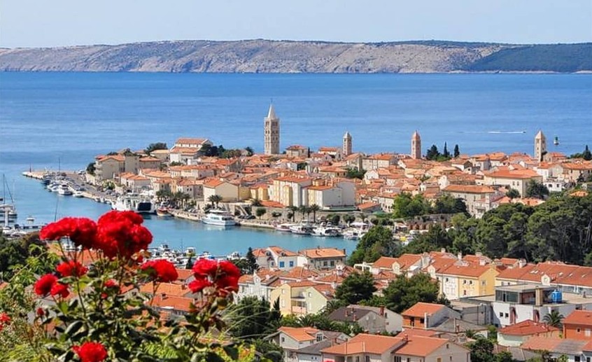 Panoramski pogled na stari grad Rab i njegove zvonike